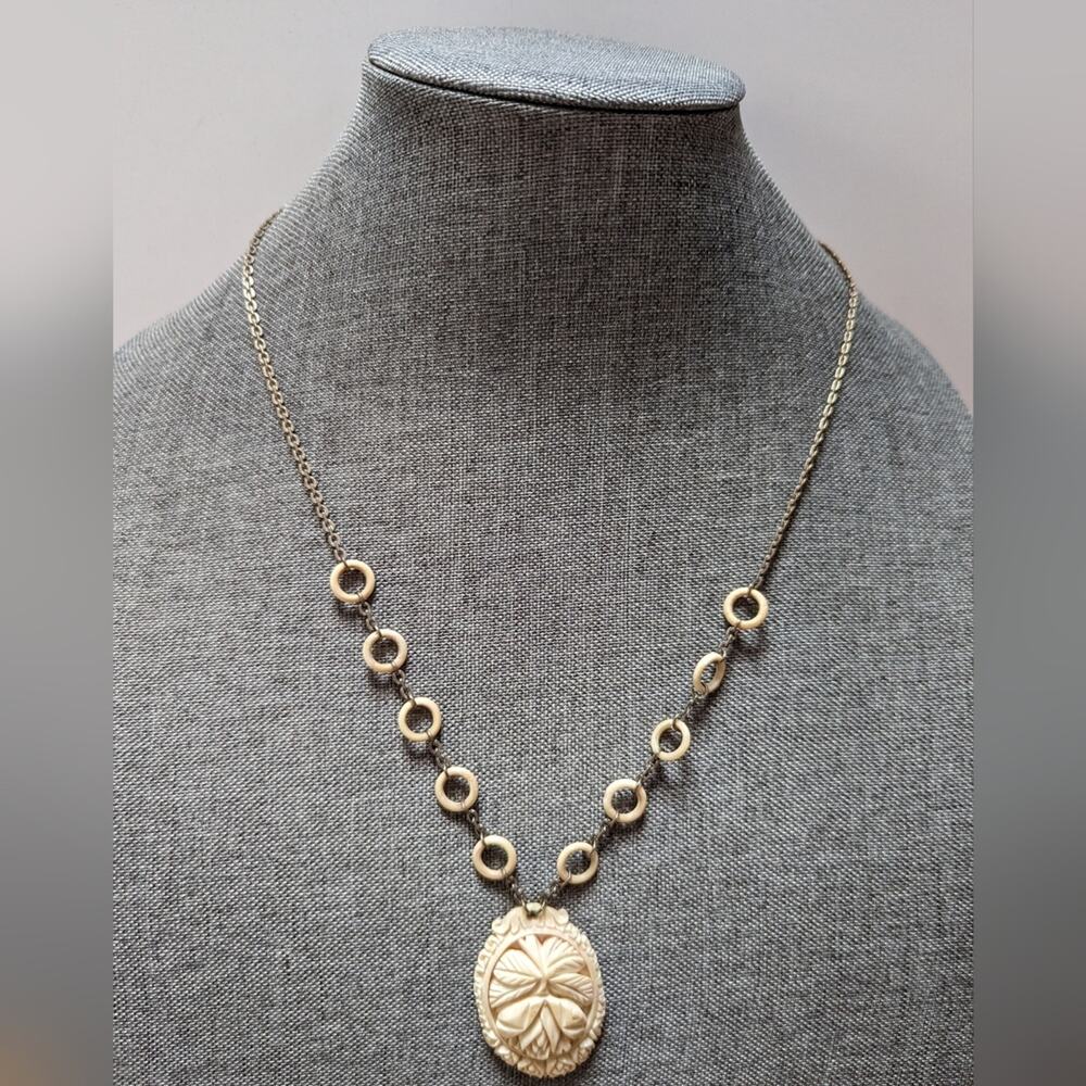Vintage Silver Tone Carved Celluloid Tribal Floral Chain Pendant Necklace